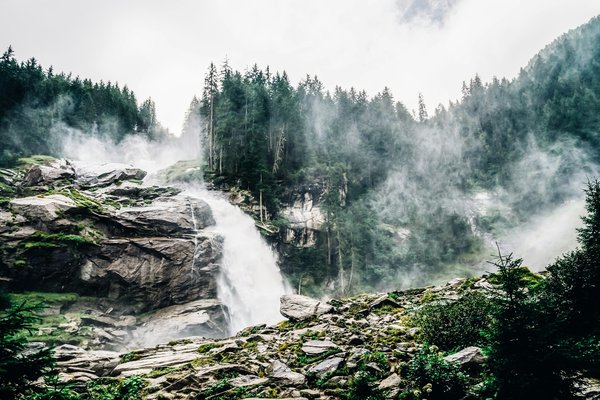 Wie kann man einen Raum mit niedriger Decke optisch erhöhen durch die richtige Möbelauswahl?